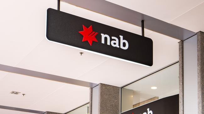 أرباح البنك الأسترالي الوطني تخالف التوقعات مع تقلص الأرباح في الإقراض المنزلي